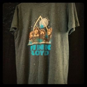 Un labeled band t shirt